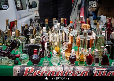 Photo de plusieurs rakijas exposées à Kacarevo, dans un marché, en Serbie. Rakia, rakija ou Raki est le terme collectif pour le brandy de fruits populaire dans le Banque D'Images