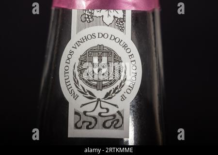 Photo du sceau de l'instituto dos vinhos do douro e do porto (IVDP), sur une étiquette officielle d'une bouteille de porto. Le vin de Porto est un fortifie portugais Banque D'Images