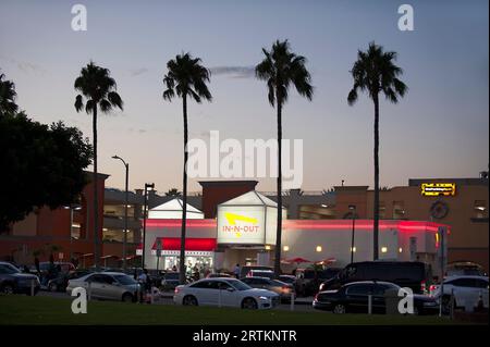 Voitures alignées à l'extérieur dans le restaurant N Out Burger sur Sepulveda Blvd. Près de LAX à Los Angeles, CA, USA Banque D'Images