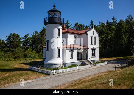 WA23603-00...WASHINGTON - Phare Admiralty Head situé dans le parc d'État de fort Casey, surplombant Admiralty Inlet. Banque D'Images