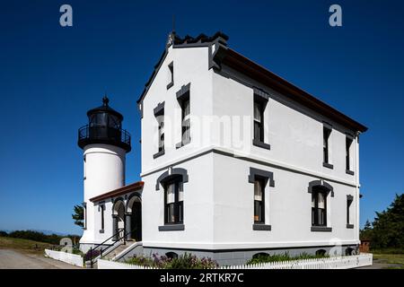 WA23606-00...WASHINGTON - Phare Admiralty Head situé dans le parc d'État de fort Casey, surplombant Admiralty Inlet. Banque D'Images