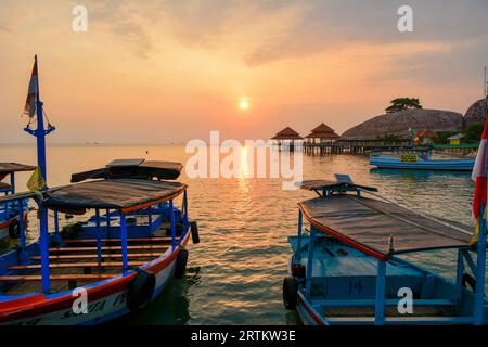 Vue des bateaux au port de la plage de Kartini au coucher du soleil. Banque D'Images