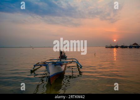 Vue des bateaux au port de la plage de Kartini au coucher du soleil. Banque D'Images