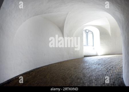 Escalade du chemin interne circulaire dans la tour ronde tour du 17e siècle construite comme observatoire astronomique. Købmagergad, Copenhague, Danemark. Banque D'Images