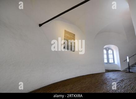 Escalade du chemin interne circulaire dans la tour ronde tour du 17e siècle construite comme observatoire astronomique. Købmagergad, Copenhague, Danemark. Banque D'Images