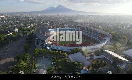 Vue aérienne, paysage du stade Mandala Krida et arrière-plan du mont Merapi. : Yogyakarta, Indonésie - 17 avril 2021 Banque D'Images