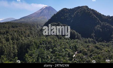 Belle vue, Mont Merapi le matin. La montagne émet de la fumée après l'éruption Banque D'Images