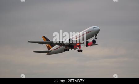 Richmond, Colombie-Britannique, Canada. 12 septembre 2023. Un cargo-cargo Boeing 767 de Cargojet Airways (C-FHCJ) part au crépuscule de l'aéroport international de Vancouver. (Image de crédit : © Bayne Stanley/ZUMA Press Wire) USAGE ÉDITORIAL SEULEMENT! Non destiné à UN USAGE commercial ! Banque D'Images