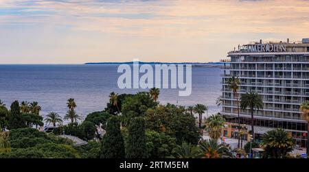 Nice, France - 29 mai 2023 : vue panoramique aérienne sur la mer Méditerranée au coucher du soleil et Hôtel le Méridien sur la célèbre Promenade des Anglais Banque D'Images