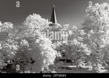 Une photographie artistique infrarouge en noir et blanc de la vieille ville d'Opole avec une architecture historique Banque D'Images