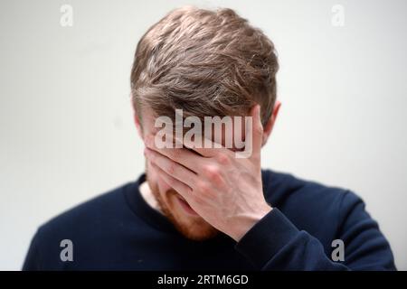 PHOTO POSÉE PAR LE MODÈLE dossier photo datée du 28/04/19 d'un homme montrant des signes de douleur. Un traitement pour les migraines aiguës a été approuvé pour l'utilisation du NHS pour la première fois, avec des experts disant que le déménagement pourrait être un «changement progressif» pour des milliers de personnes qui souffrent de la condition. Date de parution : jeudi 14 septembre 2023. Banque D'Images