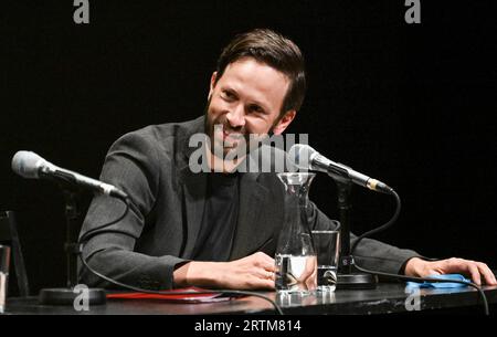 Berlin, Allemagne. 13 septembre 2023. L'acteur Franz Dinda lit sur la scène de la Haus der Berliner Festspiele. Crédit : Jens Kalaene/dpa/Alamy Live News Banque D'Images