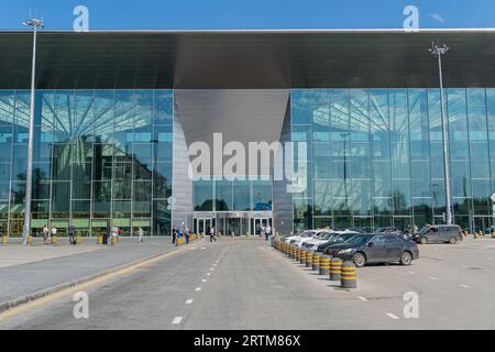 Aéroport de Novosibirsk Tolmachevo est situé dans la ville de OB, à 16 kilomètres (9,9 mi) à l'ouest du centre de Novosibirsk, un secteur industriel et scientifique c Banque D'Images