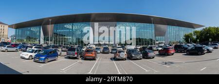 Aéroport de Novosibirsk Tolmachevo est situé dans la ville de OB, à 16 kilomètres (9,9 mi) à l'ouest du centre de Novosibirsk, un secteur industriel et scientifique c Banque D'Images