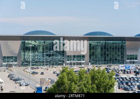 Aéroport de Novosibirsk Tolmachevo est situé dans la ville de OB, à 16 kilomètres (9,9 mi) à l'ouest du centre de Novosibirsk, un secteur industriel et scientifique c Banque D'Images