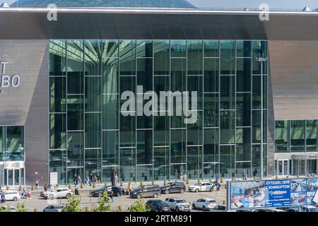 Aéroport de Novosibirsk Tolmachevo est situé dans la ville de OB, à 16 kilomètres (9,9 mi) à l'ouest du centre de Novosibirsk, un secteur industriel et scientifique c Banque D'Images