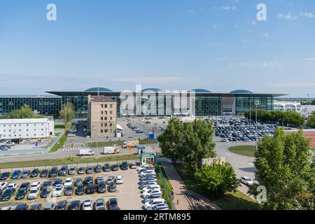 Aéroport de Novosibirsk Tolmachevo est situé dans la ville de OB, à 16 kilomètres (9,9 mi) à l'ouest du centre de Novosibirsk, un secteur industriel et scientifique c Banque D'Images