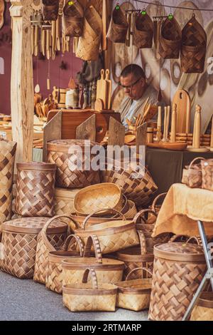Vente d'outils en bois faits à la main, d'objets et de paniers en osier dans une foire ou un marché d'arts folkloriques et d'artisanat à Vilnius, Lituanie, Europe, verticale Banque D'Images