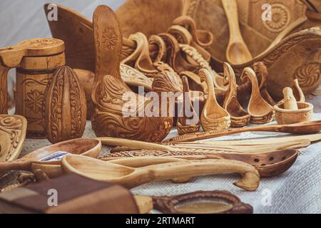 Vente d'outils et d'objets en bois faits à la main dans une foire ou un marché des arts folkloriques et de l'artisanat à Vilnius, Lituanie, Europe Banque D'Images