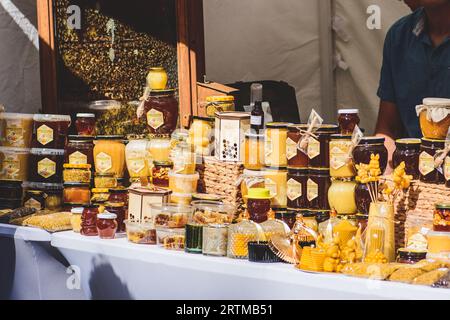 Vendre du miel bio naturel biologique, du pollen, des bougies de cire d'abeille et d'autres produits de la ruelle dans un marché de nourriture de rue à Vilnius, Lituanie, Europe Banque D'Images