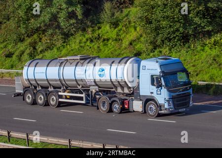 Le fabricant d'AdBlue Yara Suttons Storage Tankers Air1 produit réservoir conique, voyageant sur l'autoroute M6 dans le Grand Manchester, Royaume-Uni Banque D'Images