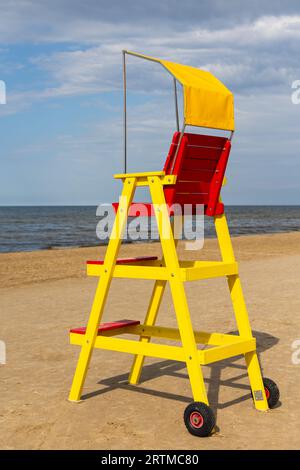 Chaise de sauveteur vide sur la plage de la mer. Équipement de sauveteur pour soutenir l'observation des personnes jouant dans l'eau. Photo prise à midi sur un soleil Banque D'Images