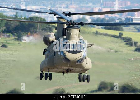 Vista frontal de helicóptero de transporte militar de dos rotores Banque D'Images