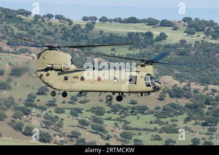 helicóptero de transporte militar de dos rotores Banque D'Images