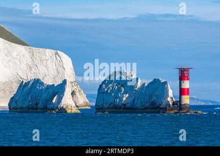 Phare et roches empilées des aiguilles à l'île de Wight, Hampshire Royaume-Uni en septembre Banque D'Images