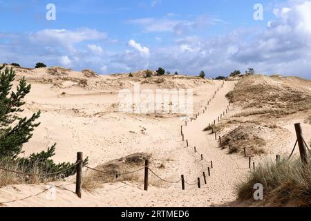 Sentier touristique à travers les dunes près du village de Czolpino dans le parc national Slovincien, Pologne Banque D'Images