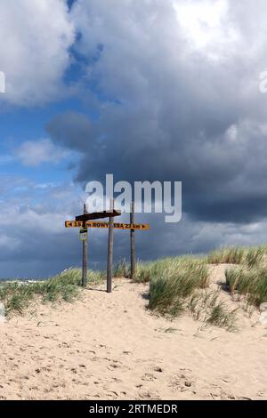 Carrefour sur le sentier touristique à travers les dunes près du village de Czolpino dans le parc national Slovincien, Pologne Banque D'Images