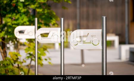 Porte-vélos pour vélos cargo avec poteau de signalisation moderne élégant près de la zone des installations de temps de loisirs Banque D'Images