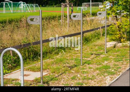 Porte-vélos pour vélos cargo avec poteau de signalisation moderne élégant près de la zone des installations de temps de loisirs Banque D'Images