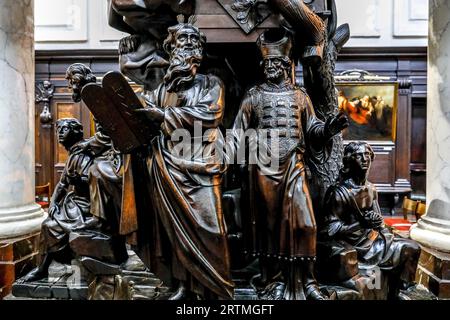 Église catholique notre Dame du Finisterre, Bruxelles, Belgique. Groupe sculptural autour de Moïse et des 10 Commandements Banque D'Images