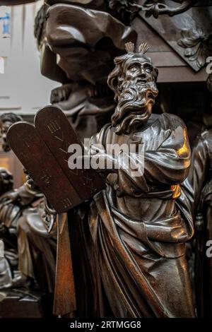 Église catholique notre Dame du Finisterre, Bruxelles, Belgique. Groupe sculptural autour de Moïse et des 10 Commandements Banque D'Images