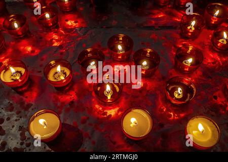 Bougies dans l'église catholique notre Dame du Sablon, Bruxelles, Belgique Banque D'Images