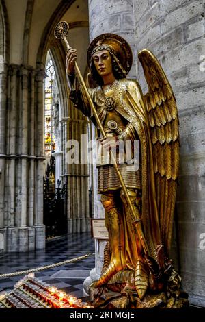 Cathédrale Saints Michel & Gudule, Bruxelles, Belgique. Statue de Saint Michel tuant un dragon Banque D'Images