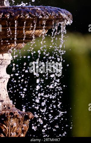 Jardin de la maison décoré avec fontaine vintage. Bourgogne. France. Banque D'Images