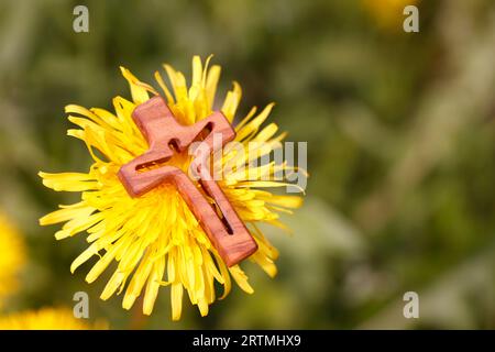 Croix en bois avec Jésus. Symbole religieux. Banque D'Images