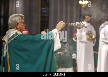 Messe célébrée par Mgr Laurent Ulrich, archevêque métropolitain de Paris en l’église Saint-Germain l’Auxerrois, Paris, France Banque D'Images