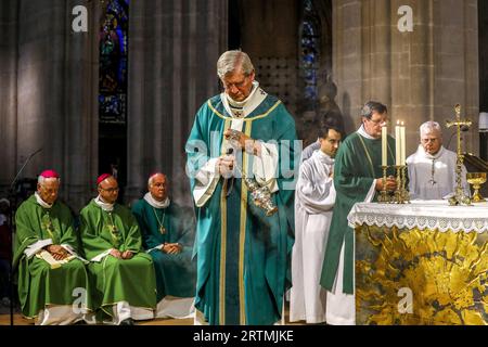 Messe célébrée par Mgr Laurent Ulrich, archevêque métropolitain de Paris en l’église Saint-Germain l’Auxerrois, Paris, France Banque D'Images