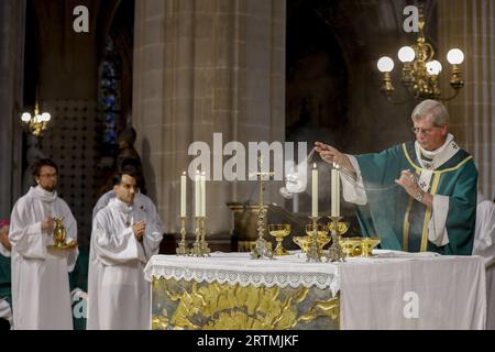 Messe célébrée par Mgr Laurent Ulrich, archevêque métropolitain de Paris en l’église Saint-Germain l’Auxerrois, Paris, France Banque D'Images