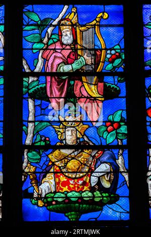 Église catholique Saint Etienne, Beauvais, France. Vitrail Banque D'Images