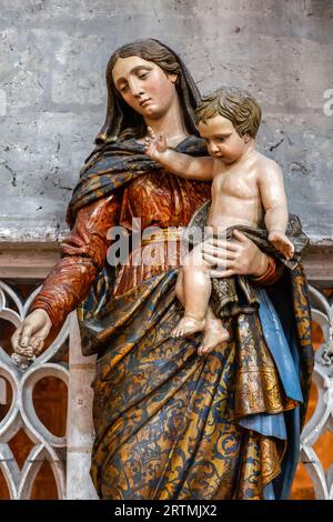 Église catholique Saint Etienne, Beauvais, France. Statue vierge et enfant Banque D'Images