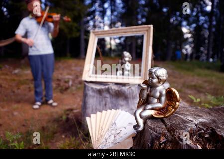 Promenade musicale en forêt sur le thème du baroque. Violoniste. Cordon. France. Banque D'Images