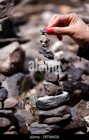 Gros plan sur cairn, pyramide lapidée, panneau de mémoire touristique sur le chemin de montagne. Banque D'Images