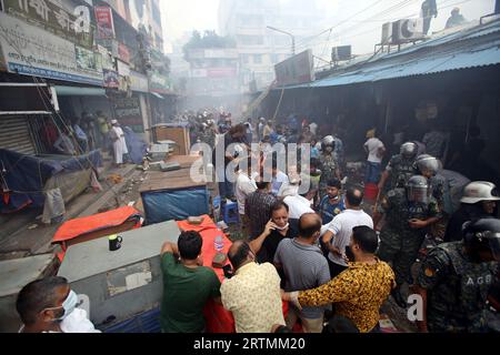 Dhaka, Bangladesh. 13 septembre 2023. Le marché Mohammadpur Krishi, le feu a éclaté, abritait environ 350 petits, moyens et grands magasins. Une grande partie de cet espace a été réduite en cendres en raison de l'intensité des flammes. Le 14 septembre 2023 à Dhaka, Bangladesh. Photo de Habibur Rahman/ABACAPRESS.COM crédit : Abaca Press/Alamy Live News Banque D'Images