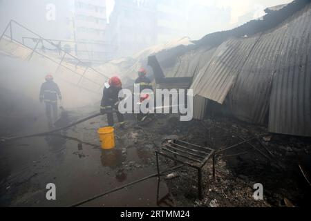 Dhaka, Bangladesh. 13 septembre 2023. Le marché Mohammadpur Krishi, le feu a éclaté, abritait environ 350 petits, moyens et grands magasins. Une grande partie de cet espace a été réduite en cendres en raison de l'intensité des flammes. Le 14 septembre 2023 à Dhaka, Bangladesh. Photo de Habibur Rahman/ABACAPRESS.COM crédit : Abaca Press/Alamy Live News Banque D'Images