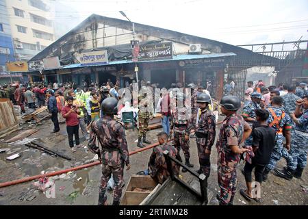 Dhaka, Bangladesh. 13 septembre 2023. Le marché Mohammadpur Krishi, le feu a éclaté, abritait environ 350 petits, moyens et grands magasins. Une grande partie de cet espace a été réduite en cendres en raison de l'intensité des flammes. Le 14 septembre 2023 à Dhaka, Bangladesh. Photo de Habibur Rahman/ABACAPRESS.COM crédit : Abaca Press/Alamy Live News Banque D'Images