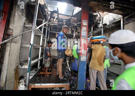 Dhaka, Bangladesh. 13 septembre 2023. Le marché Mohammadpur Krishi, le feu a éclaté, abritait environ 350 petits, moyens et grands magasins. Une grande partie de cet espace a été réduite en cendres en raison de l'intensité des flammes. Le 14 septembre 2023 à Dhaka, Bangladesh. Photo de Habibur Rahman/ABACAPRESS.COM crédit : Abaca Press/Alamy Live News Banque D'Images